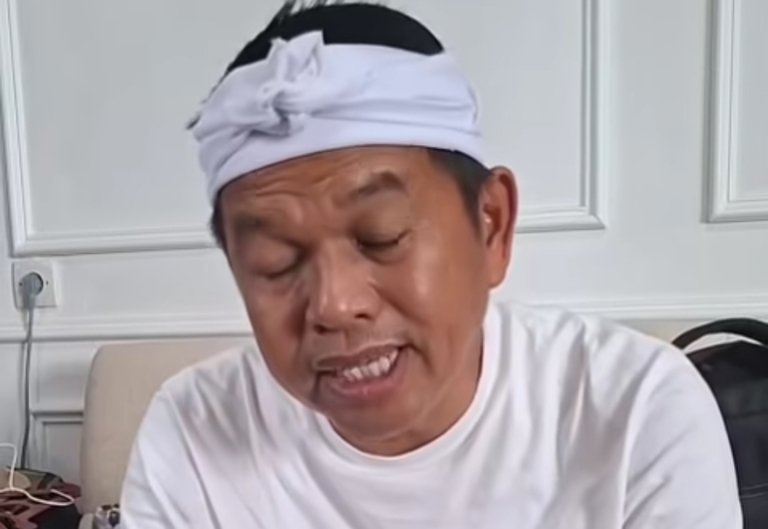 Gubernur Jawa Barat Dedi Mulyadi (KDM) saat bertemu dengan warga di wilayah Sumedang sebelum diketahui bahwa salah satu warga yang hendak dibantu pembayaran pajak kendaraan tersebut merupakan pelaku pencurian kendaraan bermotor (curanmor).