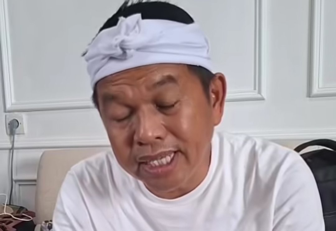Gubernur Jawa Barat Dedi Mulyadi (KDM) saat bertemu dengan warga di wilayah Sumedang sebelum diketahui bahwa salah satu warga yang hendak dibantu pembayaran pajak kendaraan tersebut merupakan pelaku pencurian kendaraan bermotor (curanmor).