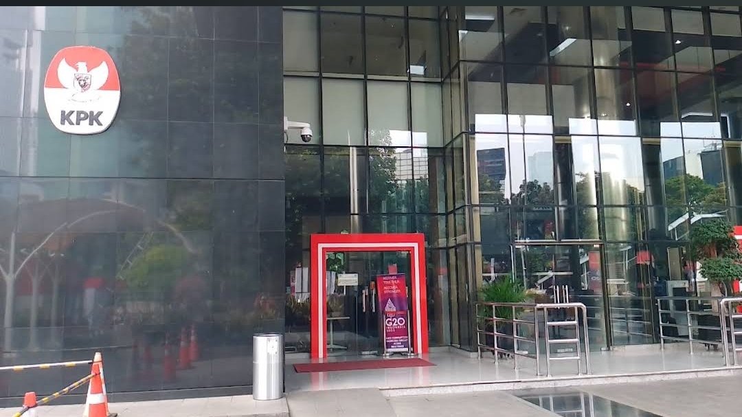 Ade Kuswara Kunang saat menjalani sidang di Pengadilan Tipikor Bandung terkait dugaan suap ijon proyek Kabupaten Bekasi yang kini berpotensi berkembang ke perkara lain, termasuk rotasi dan mutasi pejabat.