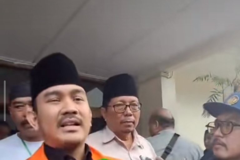 Ade Kuswara Kunang memberikan keterangan kepada awak media usai menjalani sidang lanjutan kasus dugaan ijon proyek di Pengadilan Tipikor Bandung.