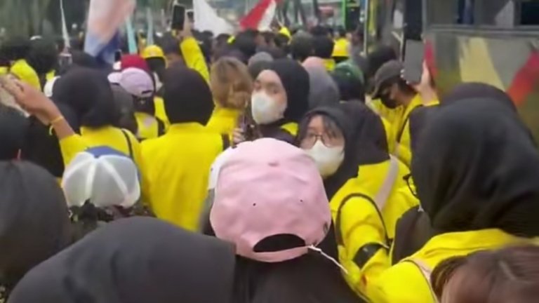 Mahasiswa dari berbagai BEM di Jabodetabek menggelar aksi demonstrasi di kawasan Jalan Jenderal Sudirman, Jakarta, sambil menyuarakan lima tuntutan kepada pemerintah, Jumat (12/6/2026).