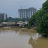 Warga memadati bantaran Kali Bekasi di Kampung Baru, Desa Kedung Pengawas, Babelan, setelah ditemukan sesosok jasad pria mengambang di aliran sungai, Jumat (12/6/2026).