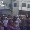 Gubernur Jawa Barat Dedi Mulyadi berdialog dengan pedagang dan warga saat meninjau kawasan pasar tumpah di Cikarang, Kabupaten Bekasi, Kamis (11/6/2026).
