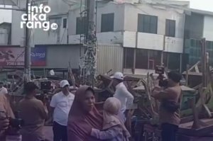 Gubernur Jawa Barat Dedi Mulyadi berdialog dengan pedagang dan warga saat meninjau kawasan pasar tumpah di Cikarang, Kabupaten Bekasi, Kamis (11/6/2026).
