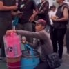 Pedagang kaki lima tetap berjualan di sekitar lokasi aksi demonstrasi mahasiswa di kawasan Sudirman-Dukuh Atas, Jakarta, Jumat (12/6/2026). Mereka memanfaatkan keramaian untuk mencari rezeki dan memenuhi kebutuhan keluarga.
