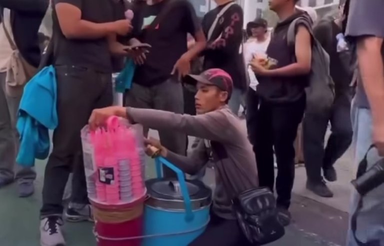 Pedagang kaki lima tetap berjualan di sekitar lokasi aksi demonstrasi mahasiswa di kawasan Sudirman-Dukuh Atas, Jakarta, Jumat (12/6/2026). Mereka memanfaatkan keramaian untuk mencari rezeki dan memenuhi kebutuhan keluarga.