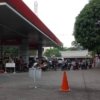 Antrean kendaraan roda dua mengular di salah satu SPBU wilayah Setu, Kabupaten Bekasi, akibat meningkatnya permintaan Pertalite dalam beberapa hari terakhir.