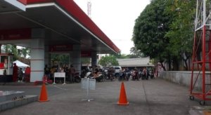 Antrean kendaraan roda dua mengular di salah satu SPBU wilayah Setu, Kabupaten Bekasi, akibat meningkatnya permintaan Pertalite dalam beberapa hari terakhir.