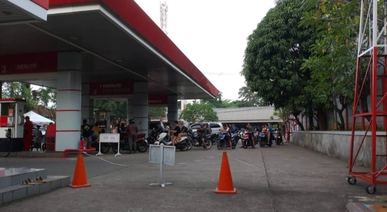 Antrean kendaraan roda dua mengular di salah satu SPBU wilayah Setu, Kabupaten Bekasi, akibat meningkatnya permintaan Pertalite dalam beberapa hari terakhir.