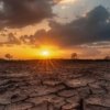 Warga mengambil air bersih di wilayah terdampak kekeringan di Kabupaten Bekasi saat musim kemarau 2026 mulai meluas. (Ilustrasi)