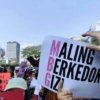 Ratusan perempuan yang tergabung dalam Aliansi Perempuan Indonesia menggelar aksi unjuk rasa menuntut penurunan harga BBM dan evaluasi program pemerintah, Kamis (18/6/2026).