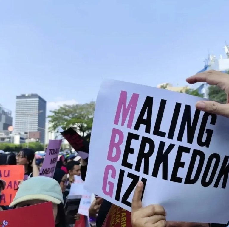 Ratusan perempuan yang tergabung dalam Aliansi Perempuan Indonesia menggelar aksi unjuk rasa menuntut penurunan harga BBM dan evaluasi program pemerintah, Kamis (18/6/2026).