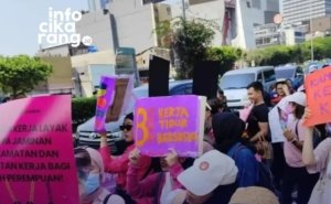 Ratusan perempuan yang tergabung dalam Aliansi Perempuan Indonesia menggelar aksi unjuk rasa menuntut penurunan harga BBM dan evaluasi program pemerintah, Kamis (18/6/2026)