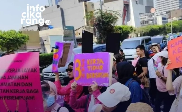 Ratusan perempuan yang tergabung dalam Aliansi Perempuan Indonesia menggelar aksi unjuk rasa menuntut penurunan harga BBM dan evaluasi program pemerintah, Kamis (18/6/2026)
