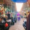Pedagang melayani pembeli di pasar tradisional Kota Bekasi. Kenaikan harga sejumlah kebutuhan pokok membuat aktivitas jual beli mengalami penurunan.