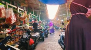 Pedagang melayani pembeli di pasar tradisional Kota Bekasi. Kenaikan harga sejumlah kebutuhan pokok membuat aktivitas jual beli mengalami penurunan.