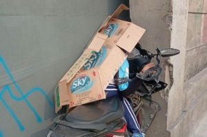 Petugas kepolisian saat melakukan penanganan di lokasi kecelakaan tunggal yang menewaskan seorang pengendara motor perempuan di Jalan Urip Sumoharjo, jalur Pantura Lemah Abang, Cikarang Utara, Minggu (21/6/2026) pagi.