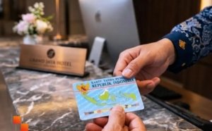 Petugas Disdukcapil Kabupaten Bekasi melakukan perekaman e-KTP kepada pelajar di salah satu sekolah melalui program jemput bola.
