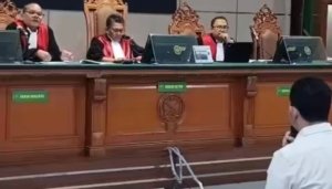 Sidang kasus dugaan ijon proyek Bekasi kembali mengungkap fakta baru terkait aliran dana Rp8,5 miliar dari kontraktor kepada Bupati Bekasi nonaktif Ade Kuswara Kunang yang kini menjadi sorotan majelis hakim.