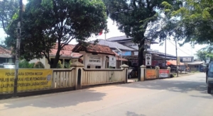 Petugas Polsek Setu mengamankan satu unit sepeda motor Honda Beat yang diduga hasil pencurian saat patroli rutin di kawasan Burangkeng, Kecamatan Setu, Kabupaten Bekasi.