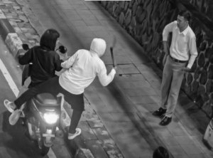 Petugas kepolisian melakukan penyelidikan usai dua pemuda menjadi korban pembacokan di kawasan Cabangbungin, Kabupaten Bekasi, Jumat (26/6/2026) malam.