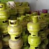 Rekaman CCTV memperlihatkan seorang pria diduga mencuri tabung gas dari gerobak bubur di Desa Karangbahagia, Kabupaten Bekasi.