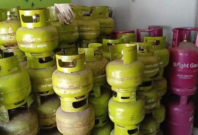 Rekaman CCTV memperlihatkan seorang pria diduga mencuri tabung gas dari gerobak bubur di Desa Karangbahagia, Kabupaten Bekasi.