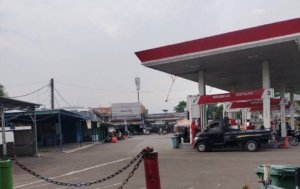 Rekaman CCTV memperlihatkan seorang wanita berhelm ojek online diduga mencuri tas berisi uang setoran SPBU di kawasan Kaliabang, Bekasi Utara.