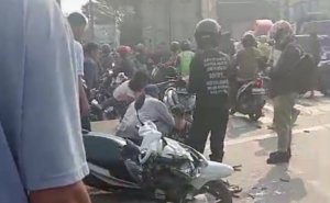Kondisi truk wing box usai menabrak belasan sepeda motor di Simpang Unisma, Jalan Cut Mutia, Bekasi Timur, Senin (29/6/2026) pagi.