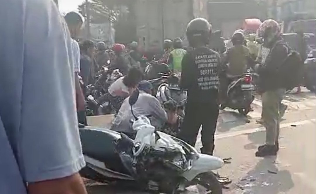 Kondisi truk wing box usai menabrak belasan sepeda motor di Simpang Unisma, Jalan Cut Mutia, Bekasi Timur, Senin (29/6/2026) pagi.