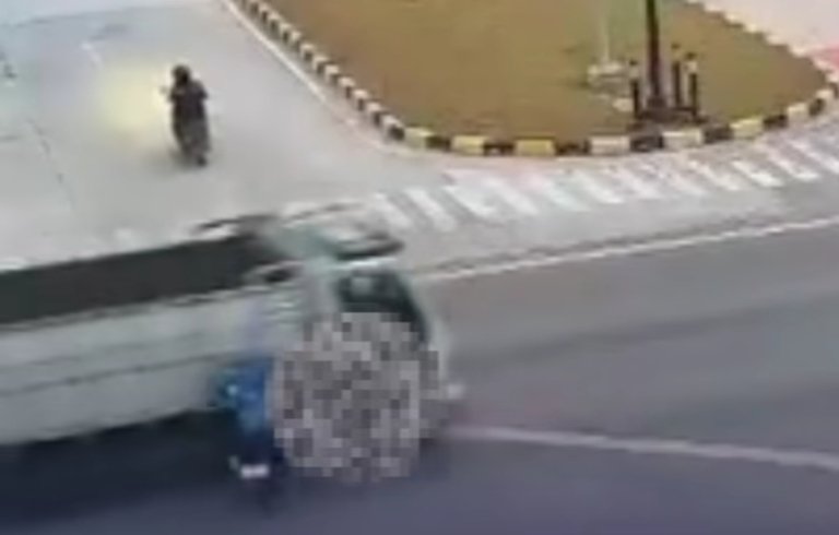 Suasana di lokasi kecelakaan antara truk dan sepeda motor di lampu merah Jalan Ganesha Boulevard, Kota Deltamas, Kecamatan Cikarang Pusat, Kabupaten Bekasi.