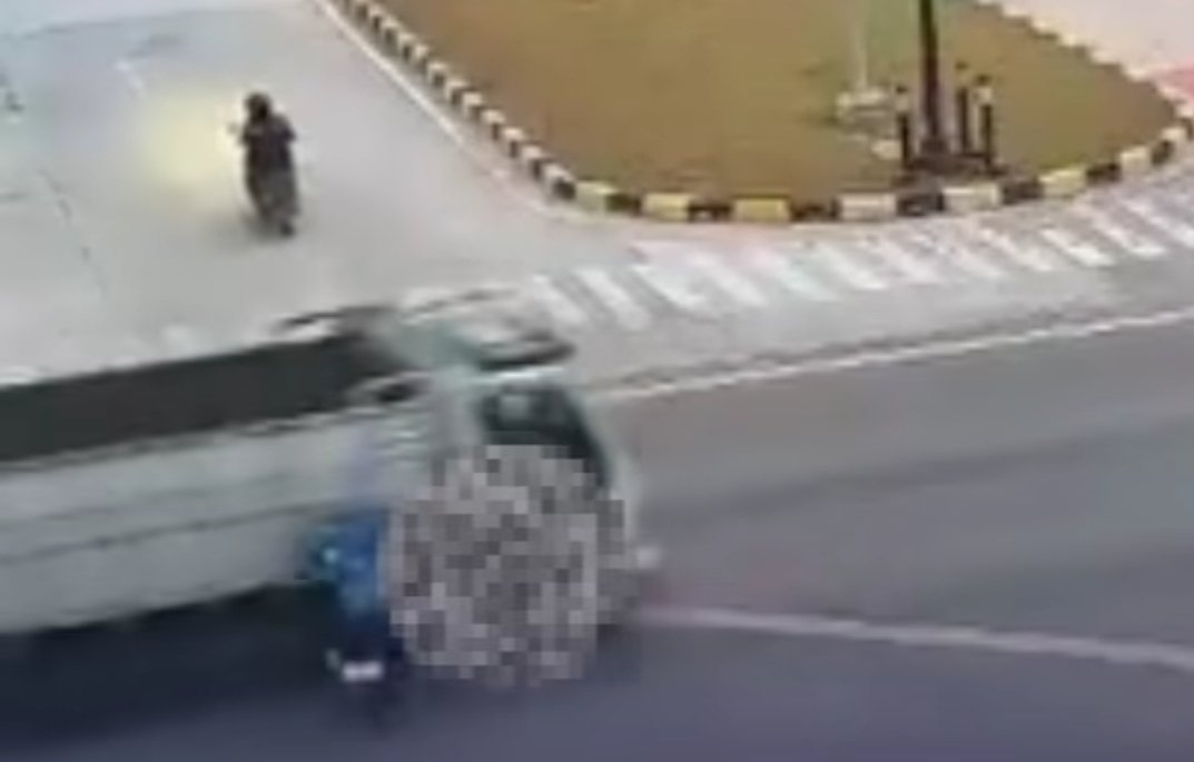 Suasana di lokasi kecelakaan antara truk dan sepeda motor di lampu merah Jalan Ganesha Boulevard, Kota Deltamas, Kecamatan Cikarang Pusat, Kabupaten Bekasi.