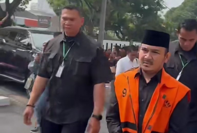 Suasana persidangan perkara dugaan korupsi Bupati Bekasi nonaktif Ade Kuswara Kunang di Pengadilan Negeri Bandung yang turut membahas perhiasan sitaan KPK.