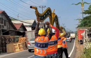 Petugas Dinas Perhubungan Kabupaten Bekasi mengevakuasi tiang PJU yang roboh usai ditabrak truk di Jalan Inspeksi Kalimalang, Desa Gandasari, Kecamatan Cikarang Barat.