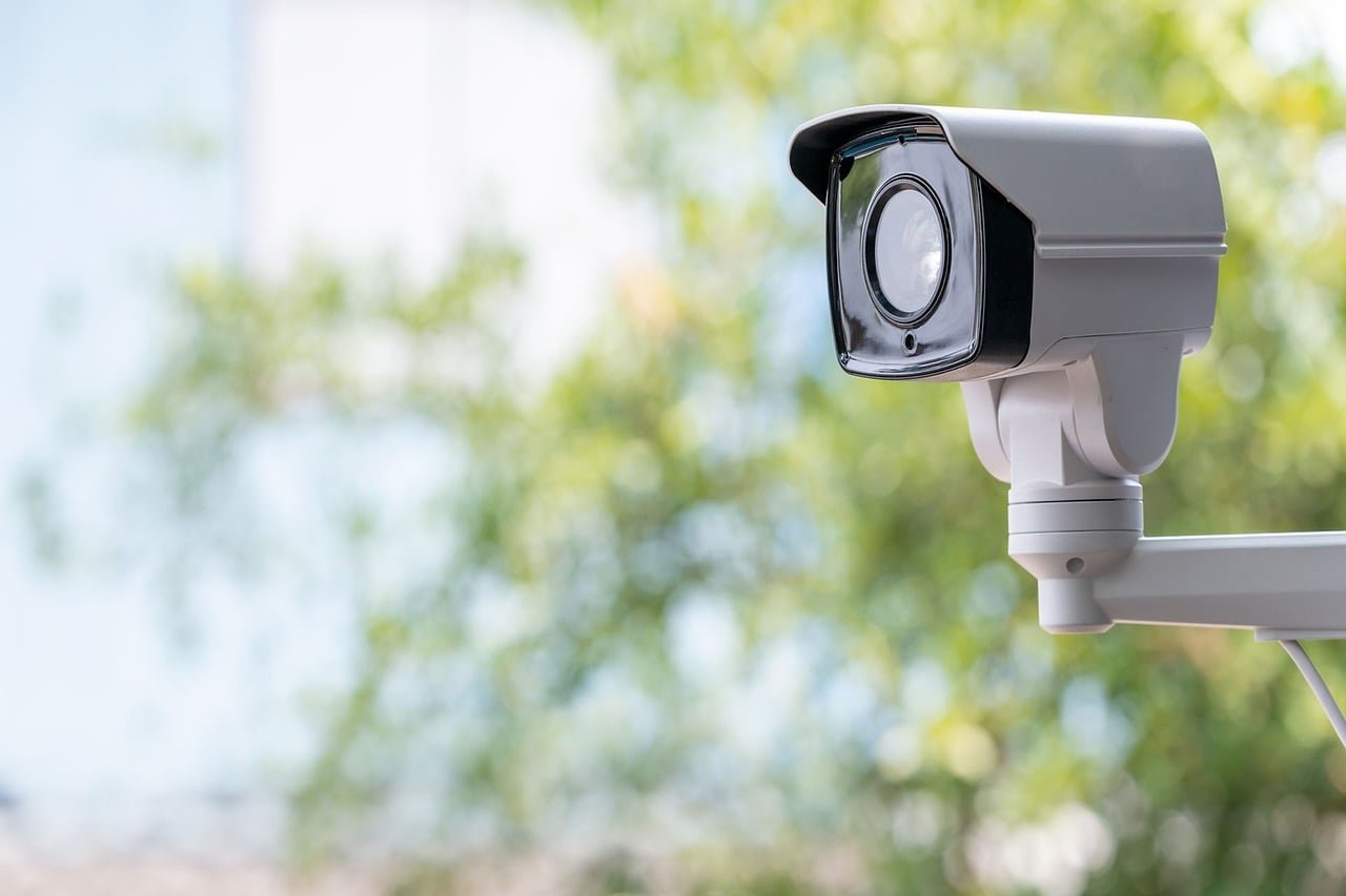 Tangkapan layar rekaman CCTV yang memperlihatkan seorang wanita diduga membawa sepeda gunung milik warga saat acara wisuda siswa di MI Tanwirul Islam 02, Sukatani, Kabupaten Bekasi.