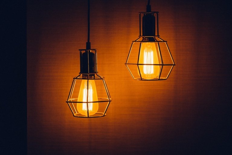 Petugas PLN melakukan pemeliharaan jaringan listrik. Sejumlah wilayah di Kabupaten Bekasi terdampak pemadaman sementara guna menjaga keandalan pasokan listrik kepada pelanggan.