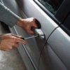 Petugas Polsek Cikarang Pusat mengamankan terduga pelaku penggelapan mobil beserta kendaraan milik korban.