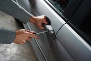 Petugas Polsek Cikarang Pusat mengamankan terduga pelaku penggelapan mobil beserta kendaraan milik korban.