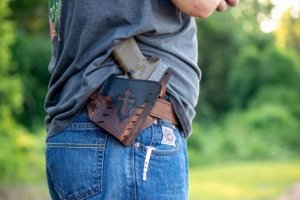 Petugas Satreskrim Polres Metro Bekasi menunjukkan barang bukti hasil pengungkapan kasus pencurian sepeda motor, termasuk korek api berbentuk pistol yang dibawa salah satu terduga pelaku.