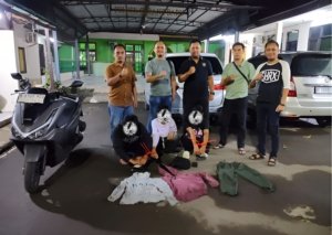 Rekaman CCTV memperlihatkan detik-detik para terduga pelaku meninggalkan lokasi usai diduga mencuri tas berisi uang tunai Rp35 juta dari dalam mobil yang terparkir di Desa Jayasampurna, Kecamatan Serang Baru, Kabupaten Bekasi.
