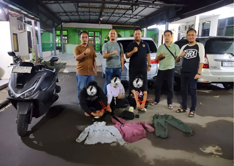 Rekaman CCTV memperlihatkan detik-detik para terduga pelaku meninggalkan lokasi usai diduga mencuri tas berisi uang tunai Rp35 juta dari dalam mobil yang terparkir di Desa Jayasampurna, Kecamatan Serang Baru, Kabupaten Bekasi.