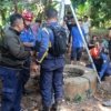 Petugas kepolisian memperlihatkan kondisi sumur tua di Kampung Babakan, Desa Sukasari, Serang Baru, Kabupaten Bekasi, yang menjadi lokasi balita berusia empat tahun meninggal dunia setelah terjatuh, Jumat (10/07).