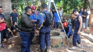 Petugas kepolisian memperlihatkan kondisi sumur tua di Kampung Babakan, Desa Sukasari, Serang Baru, Kabupaten Bekasi, yang menjadi lokasi balita berusia empat tahun meninggal dunia setelah terjatuh, Jumat (10/07).