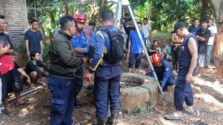 Petugas kepolisian memperlihatkan kondisi sumur tua di Kampung Babakan, Desa Sukasari, Serang Baru, Kabupaten Bekasi, yang menjadi lokasi balita berusia empat tahun meninggal dunia setelah terjatuh, Jumat (10/07).