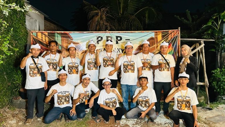 Suasana Pesta Rakyat Pilar (PRP) di Kampung Pilar, Desa Cikarang Kota, Kecamatan Cikarang Utara, yang dipadati warga untuk menikmati kuliner UMKM lokal dan berbagai rangkaian hiburan.