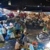 Petugas mengevakuasi jasad seorang pria yang ditemukan meninggal dunia di toilet umum Pasar Induk Cibitung, Kabupaten Bekasi, Selasa (30/6/2026) pagi.