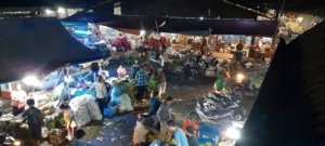 Petugas mengevakuasi jasad seorang pria yang ditemukan meninggal dunia di toilet umum Pasar Induk Cibitung, Kabupaten Bekasi, Selasa (30/6/2026) pagi.