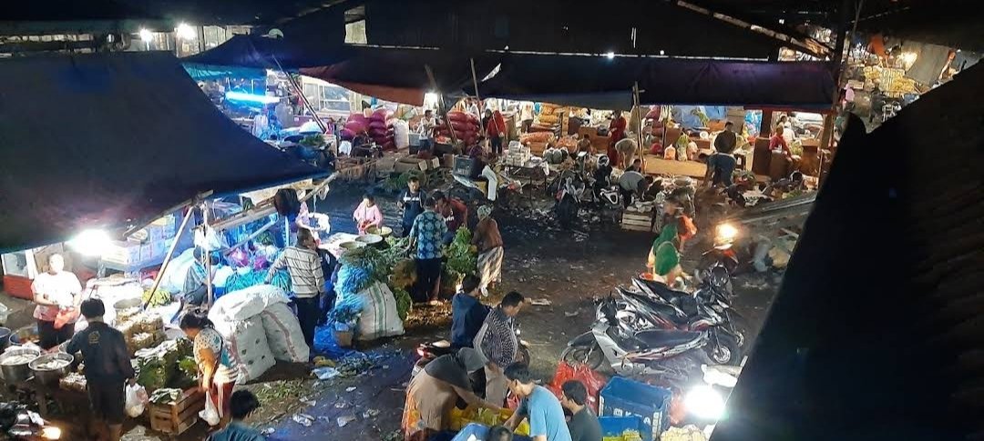 Petugas mengevakuasi jasad seorang pria yang ditemukan meninggal dunia di toilet umum Pasar Induk Cibitung, Kabupaten Bekasi, Selasa (30/6/2026) pagi.