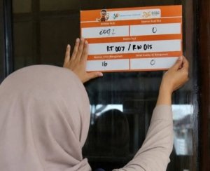 Petugas BPS melakukan pendataan Sensus Ekonomi 2026 di Kabupaten Bekasi. Sebagian warga disebut masih enggan memberikan data karena khawatir kehilangan bantuan sosial dan dikaitkan dengan pajak.