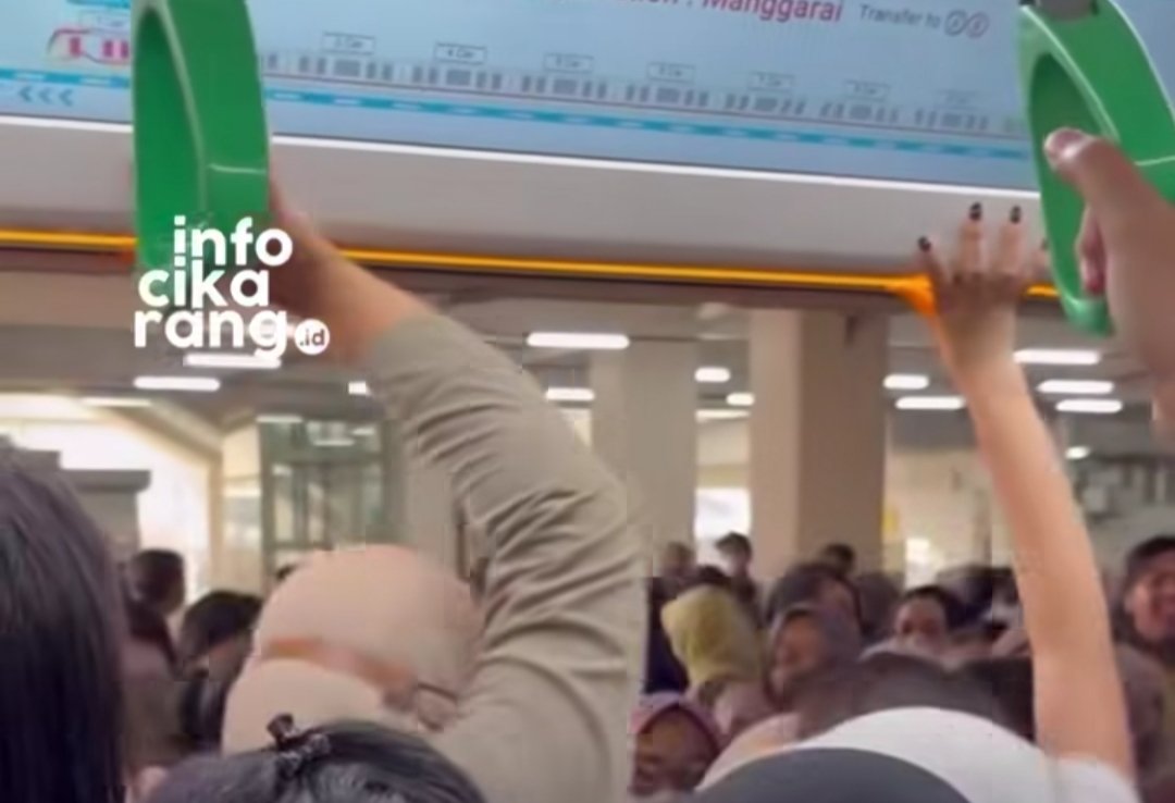 Ilustrasi kepadatan penumpang KRL Commuter Line di jam sibuk pagi hari. Keterlambatan perjalanan membuat penumpang harus berdesakan di dalam gerbong untuk tetap bisa berangkat kerja.